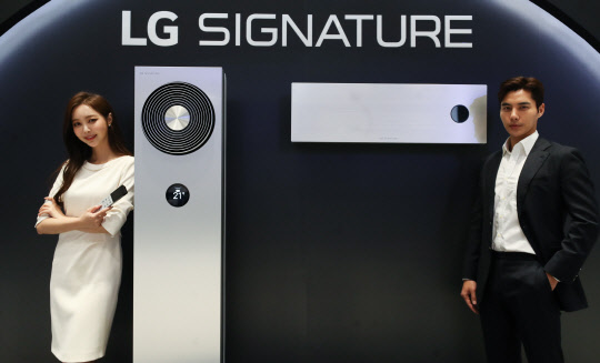 26일 오전 서울 강서구 마곡동 LG사이언스파크에서 열린 LG 시그니처 에어컨 신제품 발표 미디어데이 행사에서 모델들이 제품을 선보이고 있다.  연합뉴스